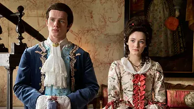 Jannis Niewöhner und Maria Ehrich in der Buch-Verfilmung Rubinrot - Foto: IMAGO / ZUMA Press