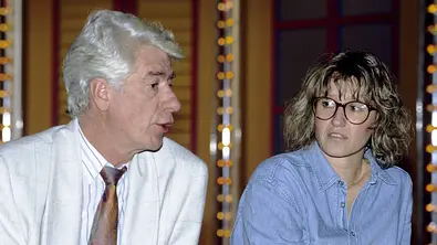Ein Foto aus alten Tagen. Rudi Carrell und Tochter Annemieke sitzen ernst nebeneinander. - Foto: IMAGO / teutopress Ein Foto aus alten Tagen. Rudi Carrell und Tochter Annemieke sitzen ernst nebeneinander. - Foto: IMAGO / teutopress