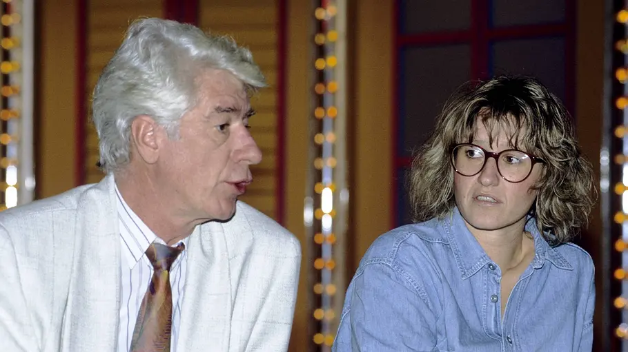 Rudi Carrell und Tochter Annemieke. Ein Foto aus alten Tagen. Rudi Carrell und Tochter Annemieke sitzen ernst nebeneinander.
