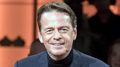 Rudi Cerne lächelt in die Kamera - Foto: IMAGO / Stefan Schmidbauer