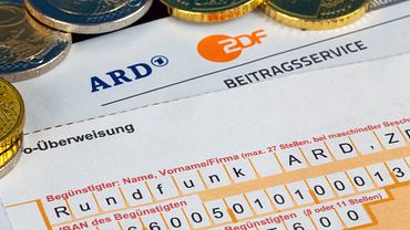 Ein Überweisungszettel für den Rundfunkbeitrag - Foto:  IMAGO / Herrmann Agenturfotografie