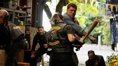 Alan Ritchson schlägt einem Gangmitglied ins Gesicht.  - Foto: © Splendid Film 