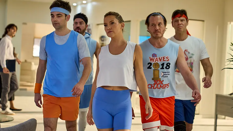 Drew Tarver als Sandy Gordon, Justin Theroux als Cam Gordon, Kate Hudson als Isla Gordon, Scott MacArthur als Ness Gordon und Ike Barinholtz als Cousin Bennie in „Running Point“ Staffel 2.