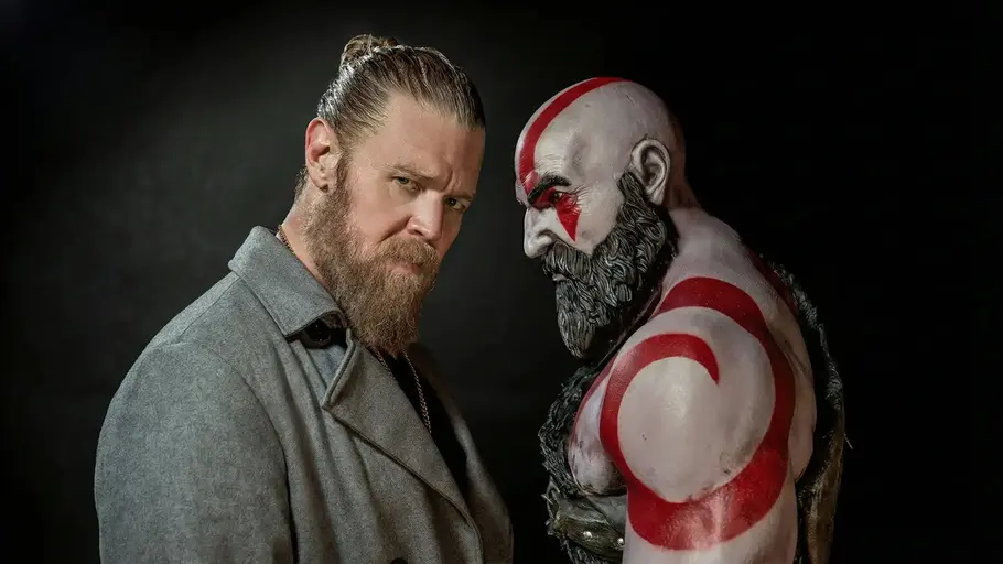 Ryan Hurst wird nun doch nicht zum Live-Action-Kratos. Ryan Hurst vor einer Kratos-Statue.