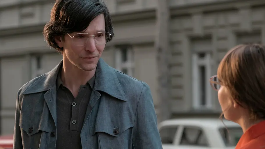 Sabin Tambrea zeigt sich in „Ku'damm 77“ von einer anderen Seite. Sabin Tambrea in einer Szene als Robert in Ku'damm 77.