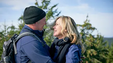 Sabine (Ann-Kathrin Kramer) und Stefan (Harald Krassnitzer) in „Aus dem Leben“. - Foto:  MDR/ORF/Warner Bros./Guido Engel