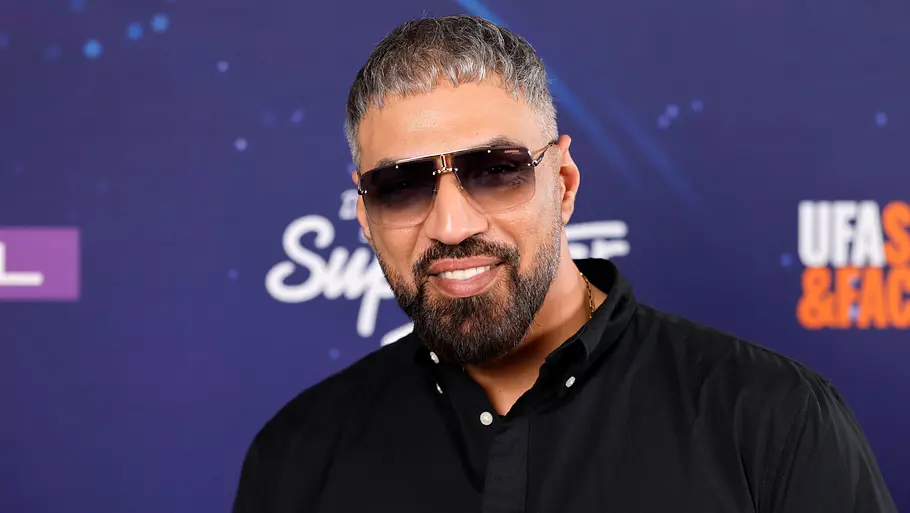 Sänger Mehrzad Marashi kommt zur exklusiven Preview der neuen Staffel der Castingshow DSDS Sänger Mehrzad Marashi lächelt in die Kamera