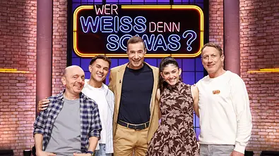 Moderator Kai Pflaume (M.) und seine Rateteam-Kapitäne Bernhard Hoëcker (l.) und Wotan Wilke Möhring (r.) begrüßen in dieser Sendung den Influencer und Sänger Twenty4tim (bürgerlich Tim Maximilian Kampmann, 2.v.l.) und die Content-Creatorin und Fernsehmoderatorin Jeannie Wagner (r.). - Foto: ARD/NDR/UFA SHOW & FACTUAL/Morris Mac Matzen