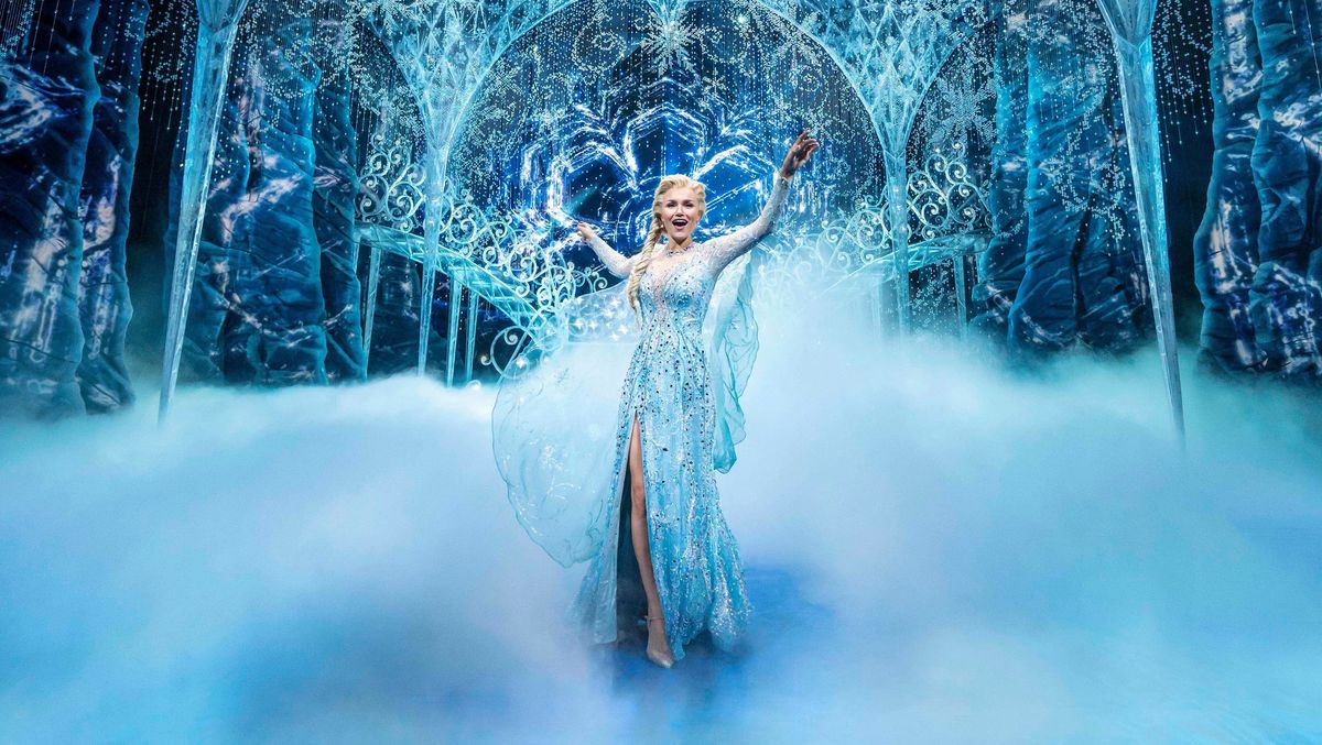 Samantha Barks als Elsa in „Frozen: The Hit Broadway Musical“.