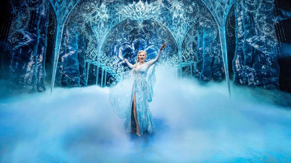 Samantha Barks als Elsa in „Frozen: The Hit Broadway Musical“. - Foto: TMDB