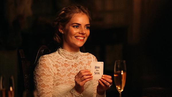 Schauspielerin Samara Weaving in ihrer Rolle als junge Braut bei einer tödlichen Familienfeier im Anwesen ihres Mannes - Foto: IMDB