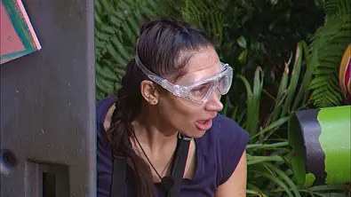 Samira schaut schockiert in die Ferne - Foto: RTL