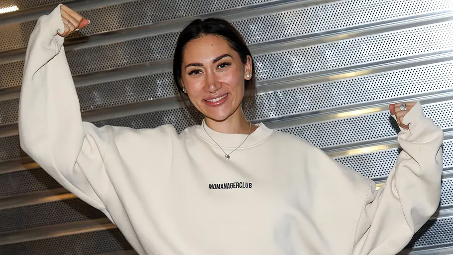 Samira Yavuz hält ihre Hände geballt nach oben.