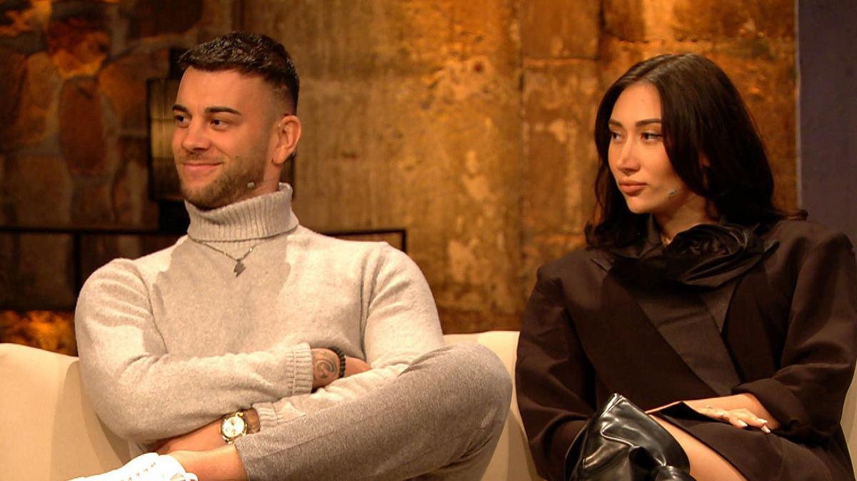 Serkan und Samira Yavuz sitzen auf einer Couch und gucken beide nach rechts. Serkan und Samira Yavuz sitzen auf einer Couch und gucken beide nach rechts.