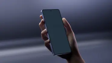 Hand hält Samsung Galaxy S26 Ultra seitlich und aktiviert Privacy Display vor einem dunkelblauen Hintergrund - Foto: Samsung