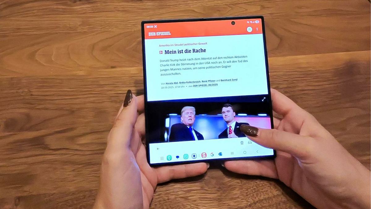 Samsung Galaxy Z Fold 7 Ein aufgefaltetes Smartphone, zu sehen eine digitale Spiegel-Ausgabe