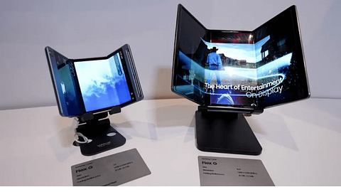 Zwei mögliche Demo-Smartphones mit doppelt faltbaren Bildschirmen. Könnte so das Samsung Galaxy Z Trifold aussehen? - Foto: TVMovie / PR / © Samsung 1995-2025 / Foren-Mitglied cayachoa