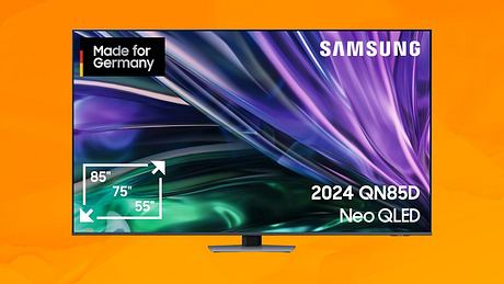 Ein Samsung QLED TV vor orangenem Hintergrund - Foto: Amazon/PR