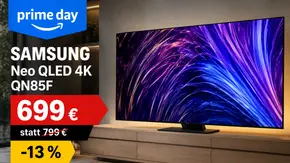 Ein großer Samsung Neo QLED QN85F Fernseher steht auf einem Lowboard in einem modern eingerichteten Wohnzimmer. Links im Bild befindet sich eine Prime-Day-Grafik mit dem Produktnamen, dem Angebotspreis von 699 Euro, der durchgestrichenen UVP von 799 Euro und einem gelben Rabatt-Hinweis von 13 Prozent. - Foto: Chat GPT / TV Movie / Samsung