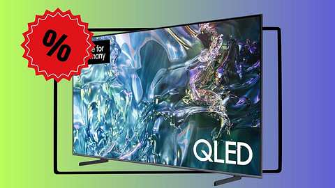 Der Samsung QLED 4K TV mit 75 Zoll vor einem zweifarbigen Hintergrund und einem Prozent-Symbol - Foto: TVM/PR