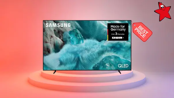 Samsung QLED 4K Q7FA 65 Zoll auf einem Podest vor einem rot-rosa-farbigen Hintergrund mit TV Movie Stern und einem Best-Price-Schild - Foto: TV Movie / Canva