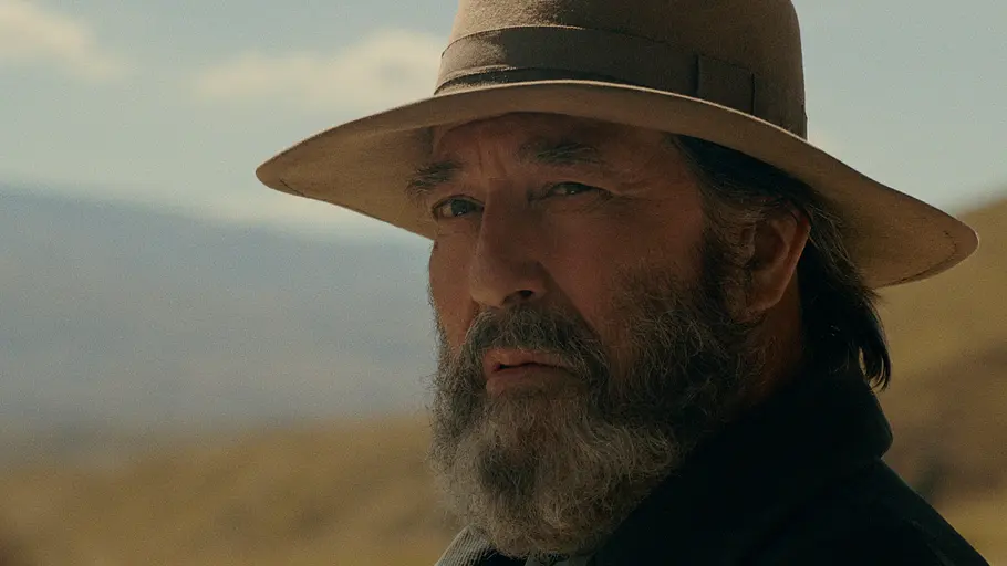 Samuel Hamilton hat tatsächlich existiert. Ciarán Hinds als Samuel Hamilton trägt einen braunen Hut und einen grauen Vollbart. Er blickt ernst nach links.