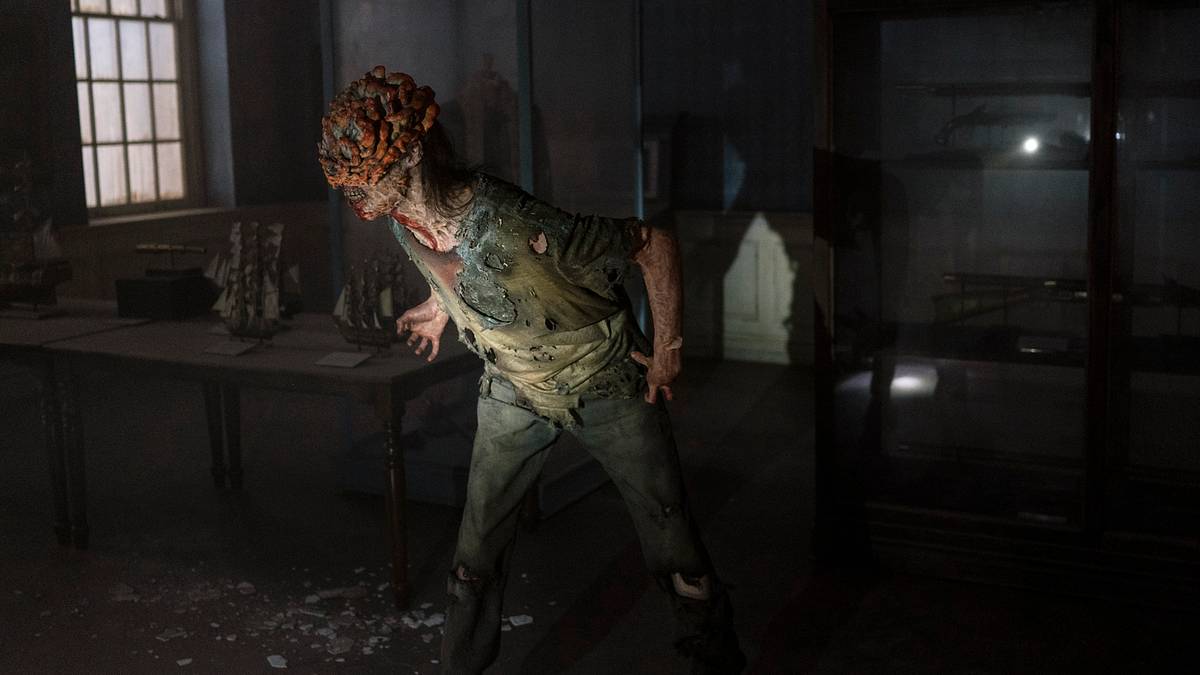 Mit ein paar Clickern lockt man „The Last of Us“-Fans nicht mehr hinter dem Ofen hervor. Ein Zombie sieht sich bedrohlich um.