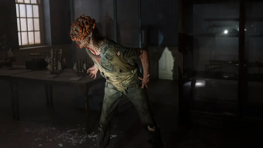 Mit ein paar Clickern lockt man „The Last of Us“-Fans nicht mehr hinter dem Ofen hervor. Ein Zombie sieht sich bedrohlich um.