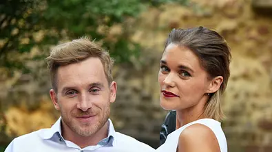 Schauspieler Samuel Koch mit Ehefrau Schauspielerin Sarah Elena Koch - Foto: IMAGO / Hartenfelser Schauspieler Samuel Koch mit Ehefrau Schauspielerin Sarah Elena Koch - Foto: IMAGO / Hartenfelser