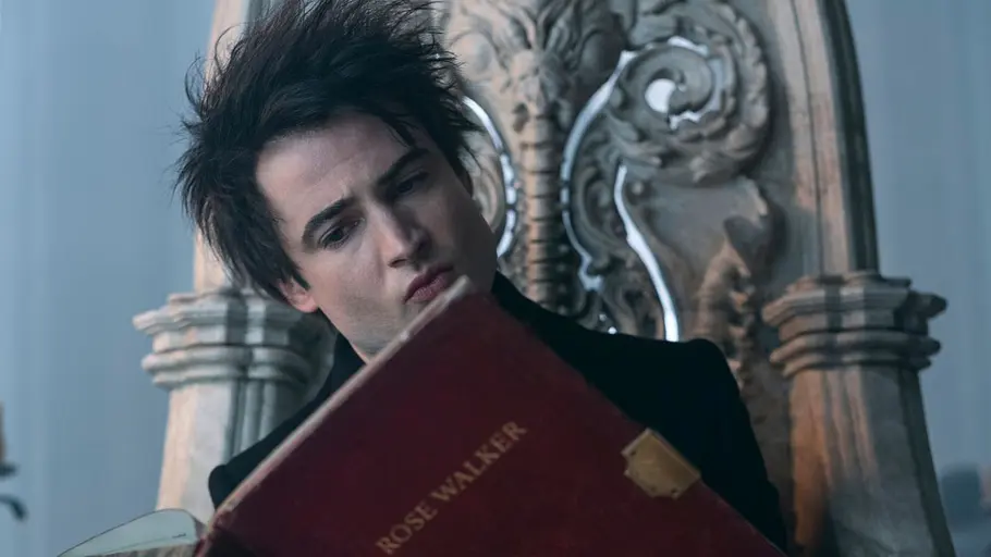 Tom Sturridge sitzt als Dream in „Sandman“ auf seinem Thron und liest ein Buch..