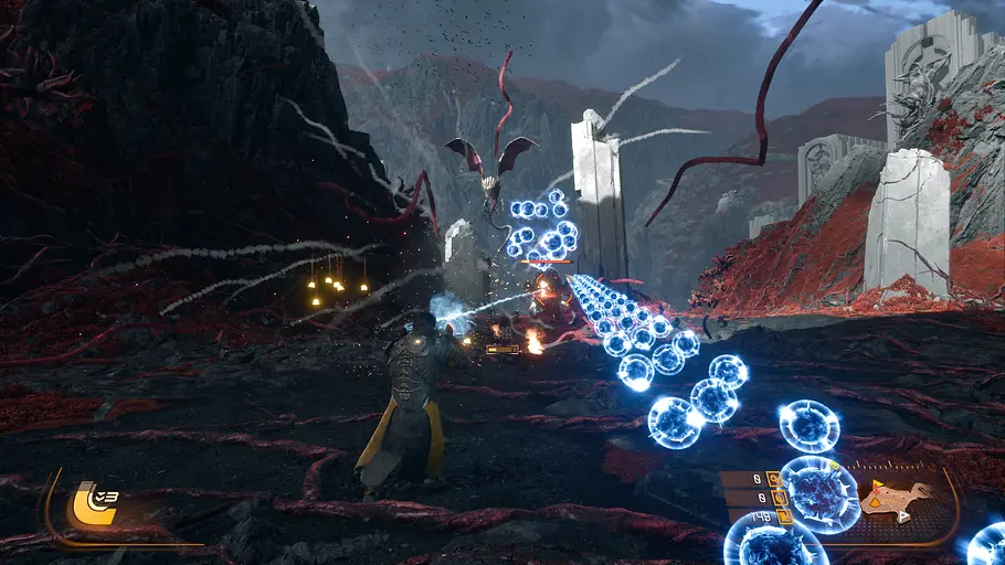 Saros Gameplay Eine Spielszene aus Saros mit Monstern und blauen Projektillen, die Titelheld Arjun angreifen