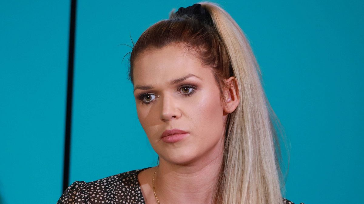 Sara Kulka schaurt gedankenverloren nach unten.