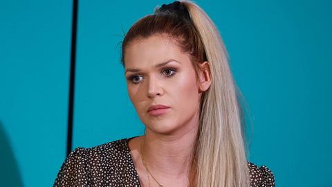 Sara Kulka schaurt gedankenverloren nach unten. - Foto:  IMAGO / Steffen Schellhorn