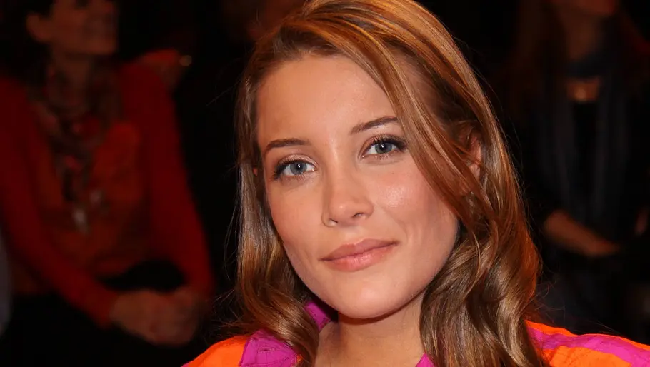 Sara Schätzl Sara Schätzl blickt direkt in die Kamera, sie lächelt leicht.
