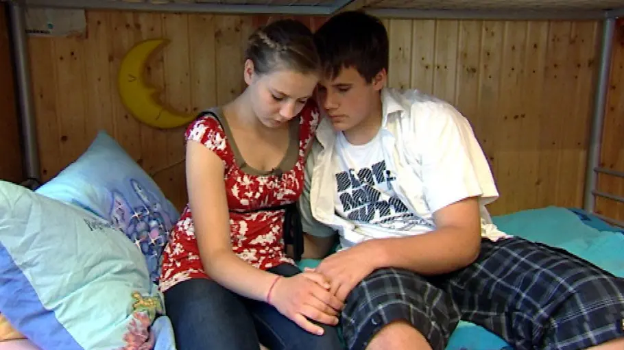 Sarafina Wollny und ihr Ex-Freund sitzen auf einem Bett. 