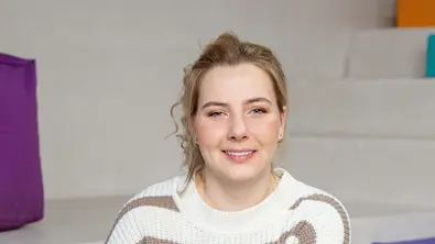 Sarafina Wollny sitzt lächelnd vor der Kamera und trägt einen gestreiften Pullover. - Foto: RTL2 Sarafina Wollny sitzt lächelnd vor der Kamera und trägt einen gestreiften Pullover. - Foto: RTL2