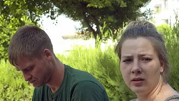 Peter Wollny und Sarafina Wollny sitzen auf einer Bank. Sie schaut wütend - Foto: RTL2