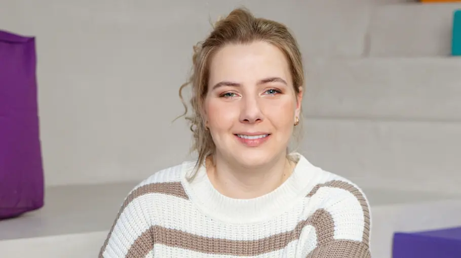 Sarafina Wollny sitzt für ein Fotoshooting vor bunten Elementen.