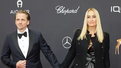 Florian Fischer und Sarah Connor posieren schwarz gekleidet vor einer Fotowand. - Foto: IMAGO / Eventpress Florian Fischer und Sarah Connor posieren schwarz gekleidet vor einer Fotowand. - Foto: IMAGO / Eventpress