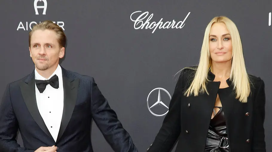 Florian Fischer und Sarah Connor haben ihre Trennung bekanntgegeben. Florian Fischer und Sarah Connor posieren schwarz gekleidet vor einer Fotowand.
