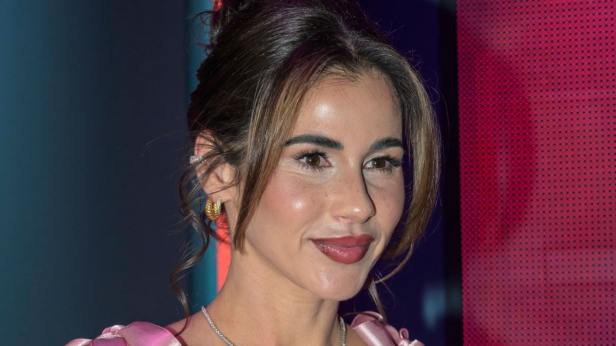  Sarah Engels mit Dutt und rotem Lippenstift bei einem Event.