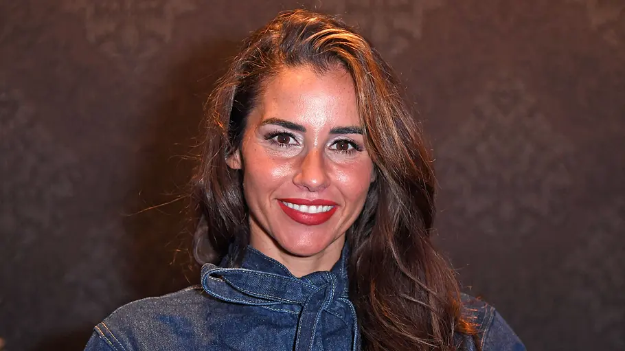 Sarah Engels tritt beim ESC-Vorentscheid 2026 an. Sarah Engels posiert in einer Jeansbluse