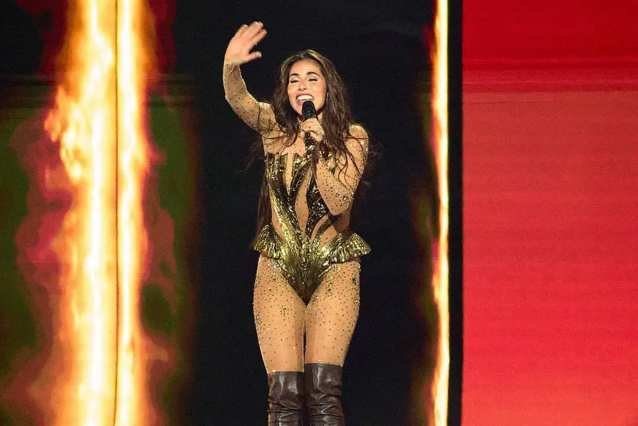 Sarah Engels kommt zum HeidiFest 2026 Sarah Engels vor schwarzrotem Hintergrund auf der Bühne beim Eurovision Song Contest Wien.