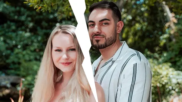 Sarah-Jane Wollny und Tinush stehen Arm in Arm und lächeln in die Kamera - Foto: RTL / Kimberly Schäfer Sarah-Jane Wollny und Tinush stehen Arm in Arm und lächeln in die Kamera - Foto: RTL / Kimberly Schäfer
