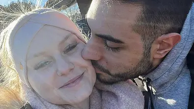 Tinush Nasri gibt Sarah-Jane Wollny eine Kuss auf die Wange - Foto: Instagram.com/sarah_jane_wollny/
