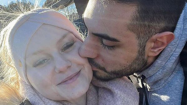 Tinush Nasri gibt Sarah-Jane Wollny eine Kuss auf die Wange - Foto: Instagram.com/sarah_jane_wollny/