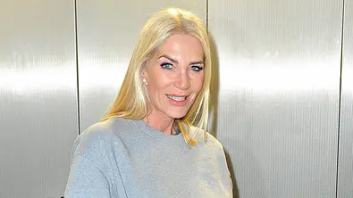 Sarah Kern vor eine grauen Wand - Foto: Star Media / IMAGO