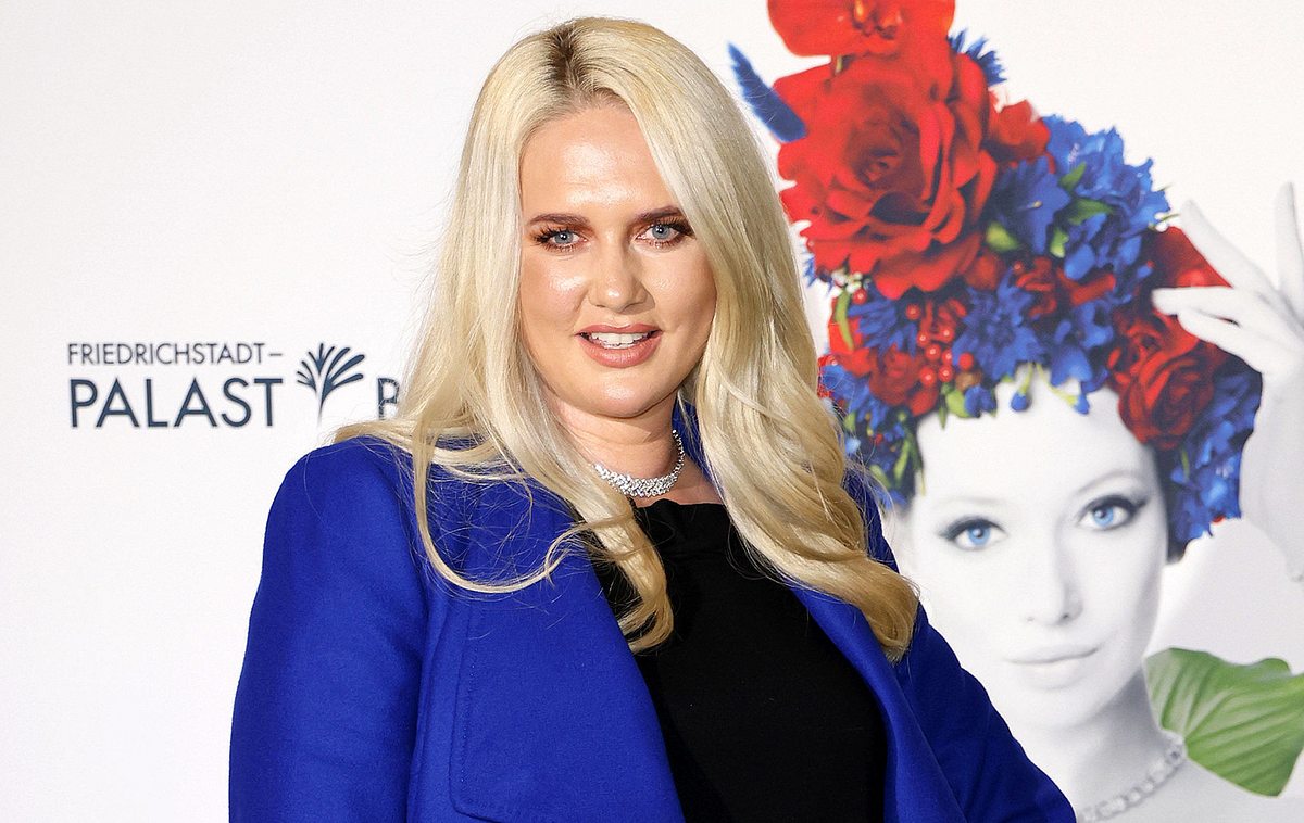 Sarah Knappik im blauen Mantel