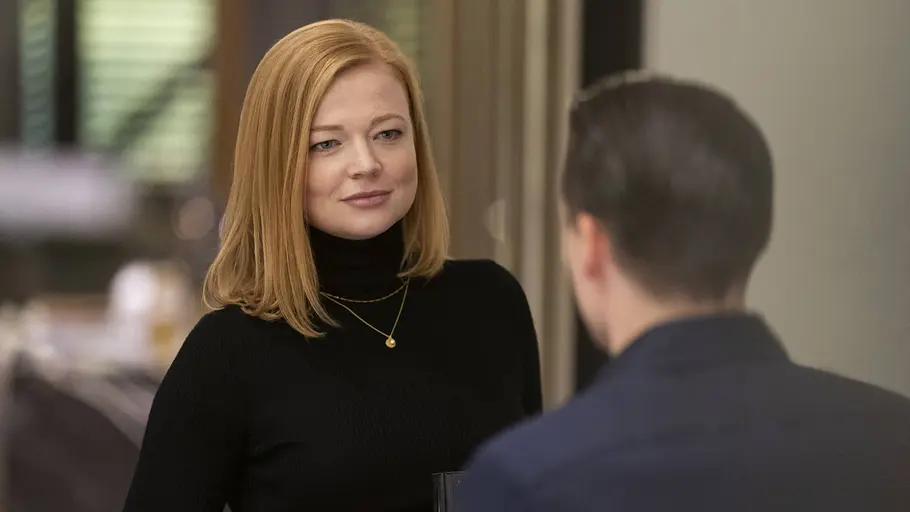 Sarah Snook steht in „Succession“ vor Kieran Culkin. 