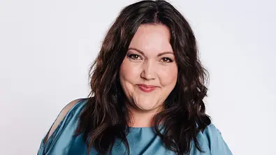 Sarah Victoria Schalow lächelt in die Kamera. - Foto: RTL/ Julia Feldhagen